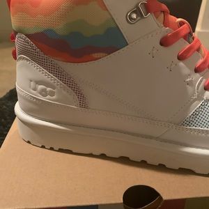 Ugg boots-12 &Torrid classic fit tee (Pride)